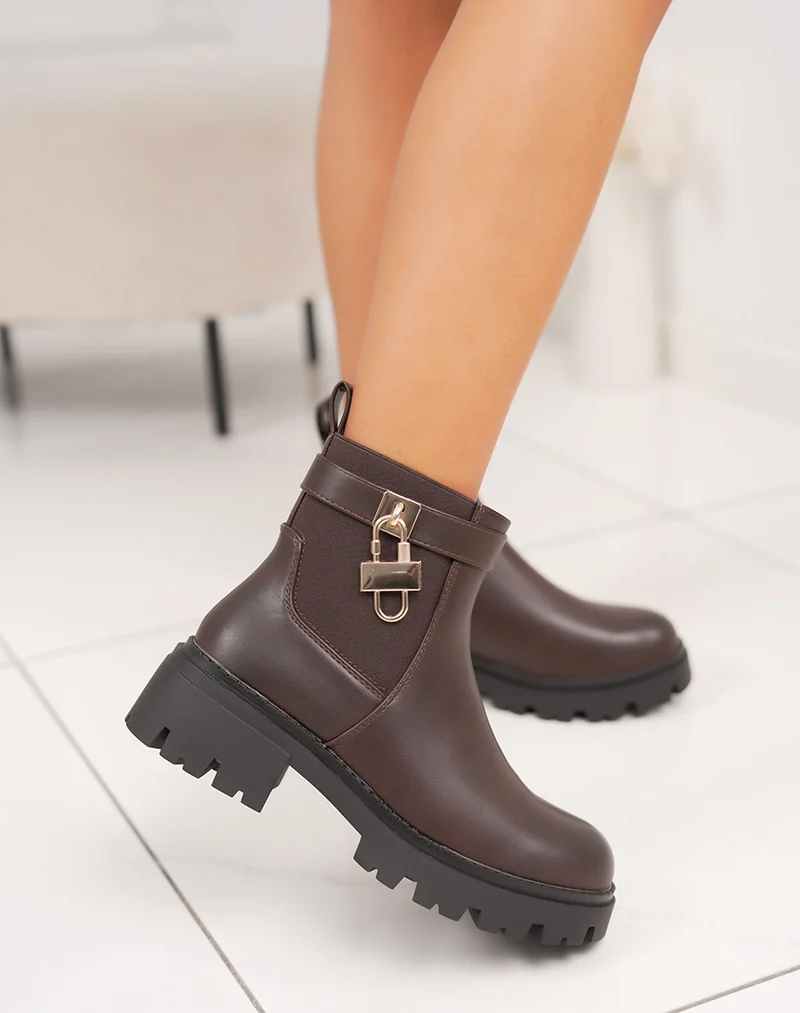 Bottines femme marron style chelsea avec semelle crantée et cadenas doré