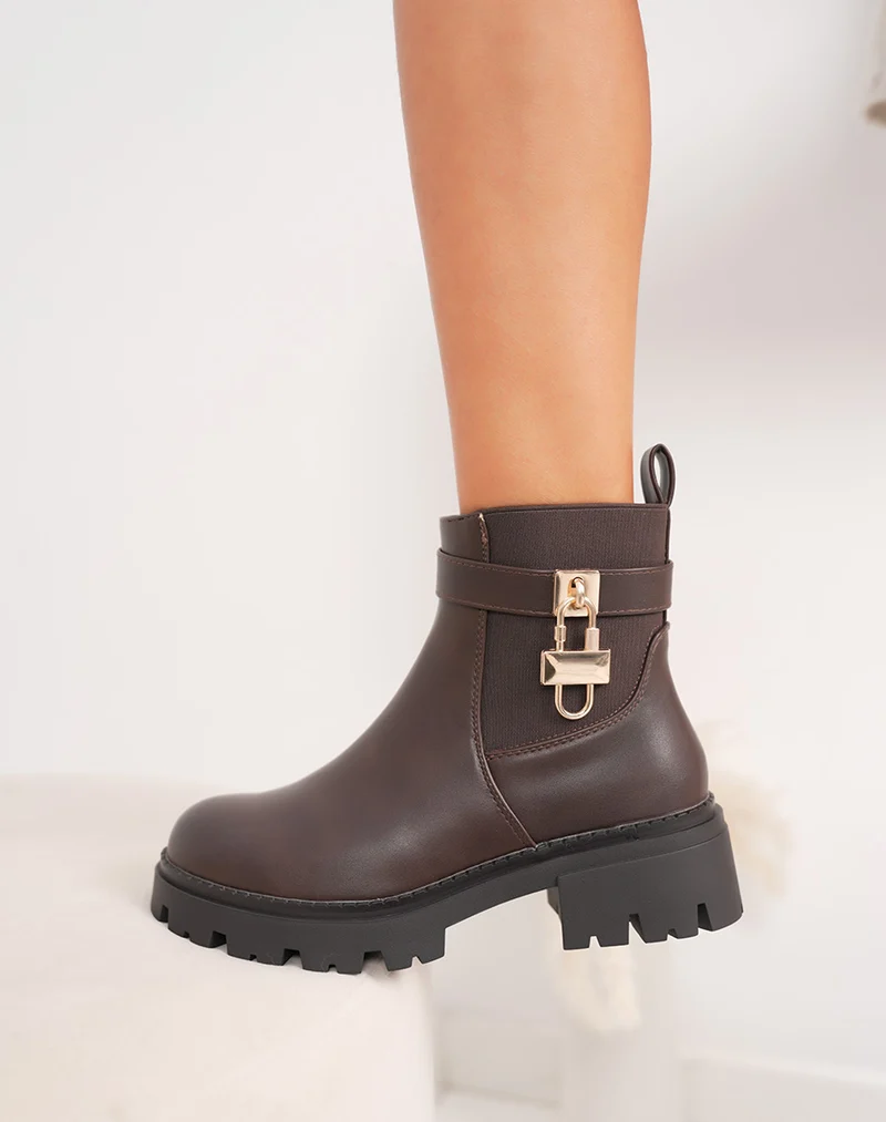 Bottines femme marron style chelsea avec semelle crantée et cadenas doré