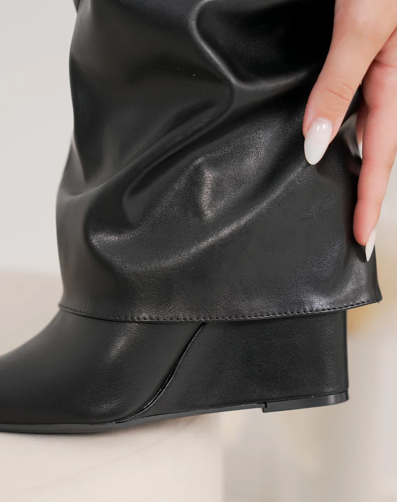 Bottes femme noires élégantes à talon compensé et détail doré chic