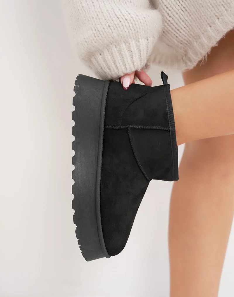 Bottines basses noires en suédine à plateforme fourrées