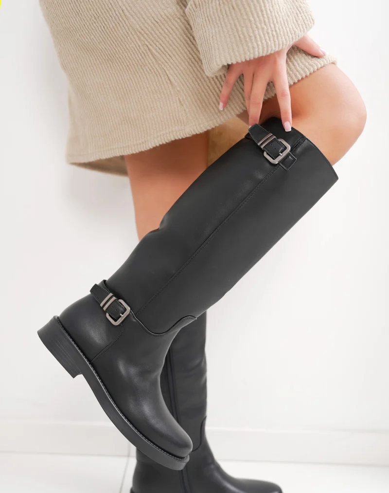 Bottes cavalières noires à sangles décoratives et talon plat
