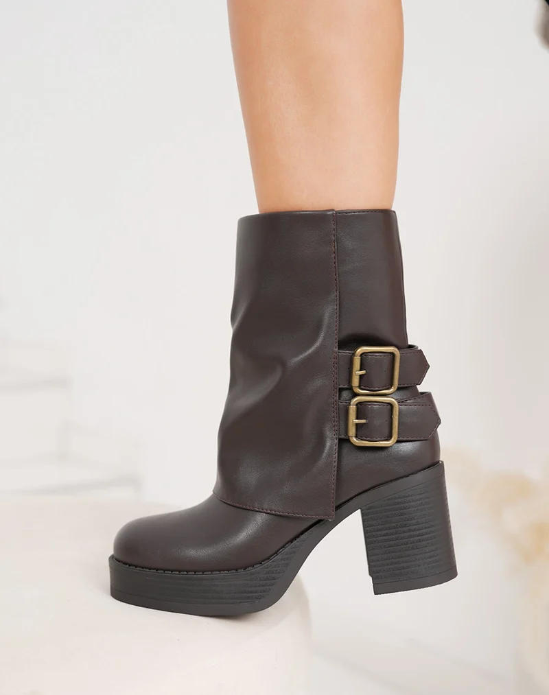 Bottines marron à revers et doubles boucles dorées avec talon carré