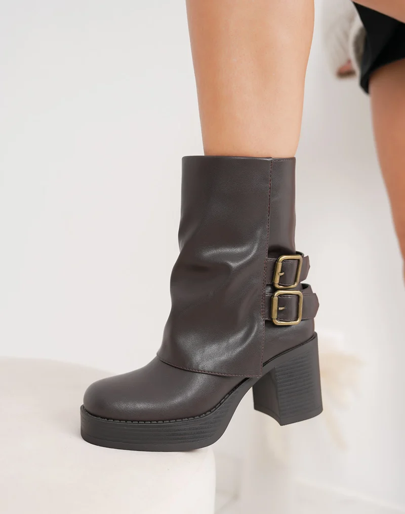Bottines marron à revers et doubles boucles dorées avec talon carré