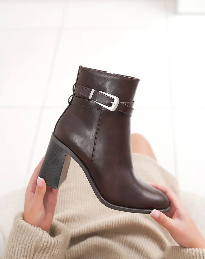 Bottines marron à sangle boucle argentée et talon haut épais