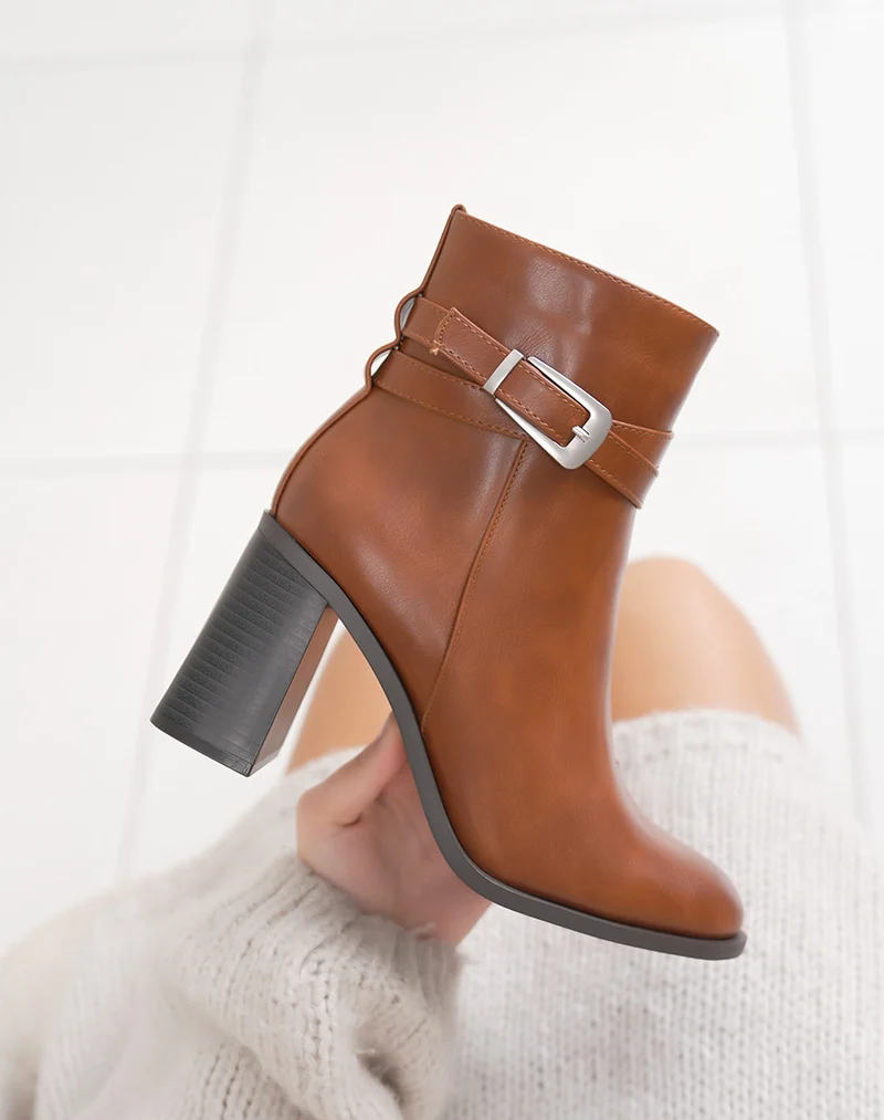 Bottines camel à sangle boucle argentée et talon haut épais