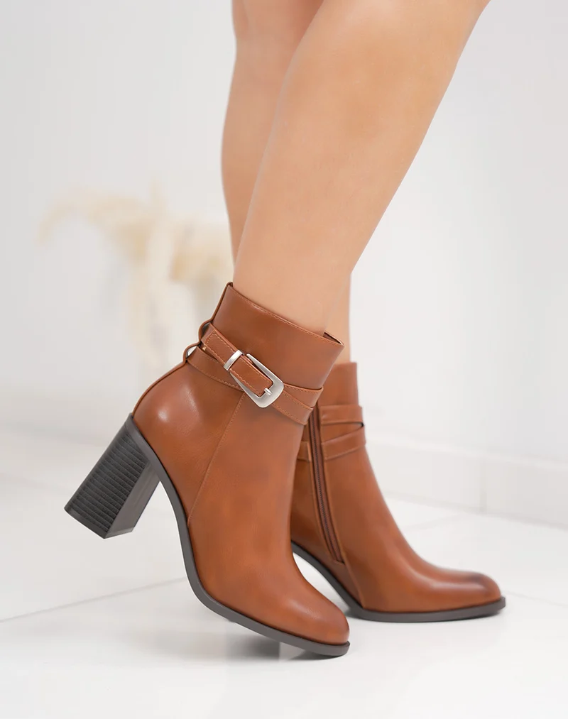 Bottines camel à sangle boucle argentée et talon haut épais