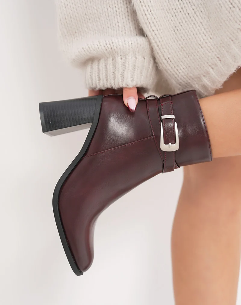 Bottines bordeaux à sangle boucle argentée et talon haut épais