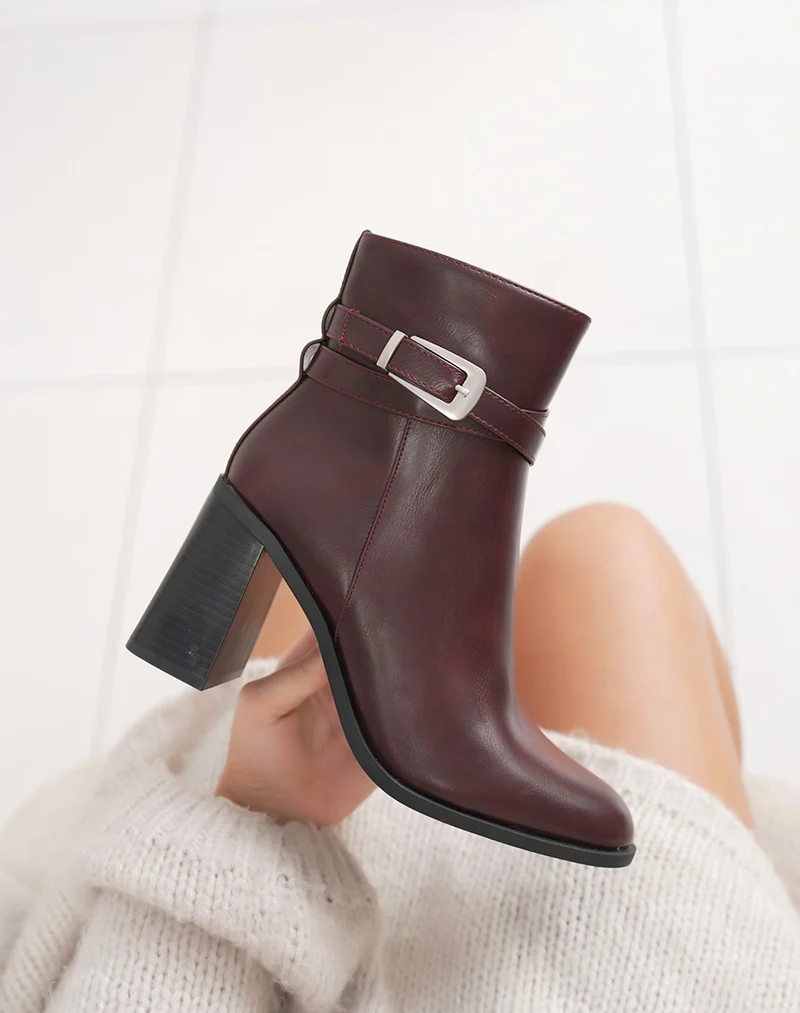 Bottines bordeaux à sangle boucle argentée et talon haut épais