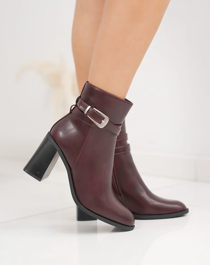 Bottines bordeaux à sangle boucle argentée et talon haut épais