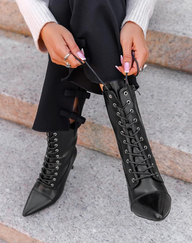 Bottines hautes noires à lacets montants et talon aiguille