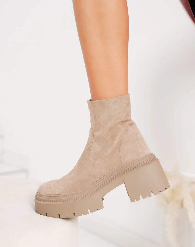 Bottines beiges en suédine à plateforme et semelle crantée