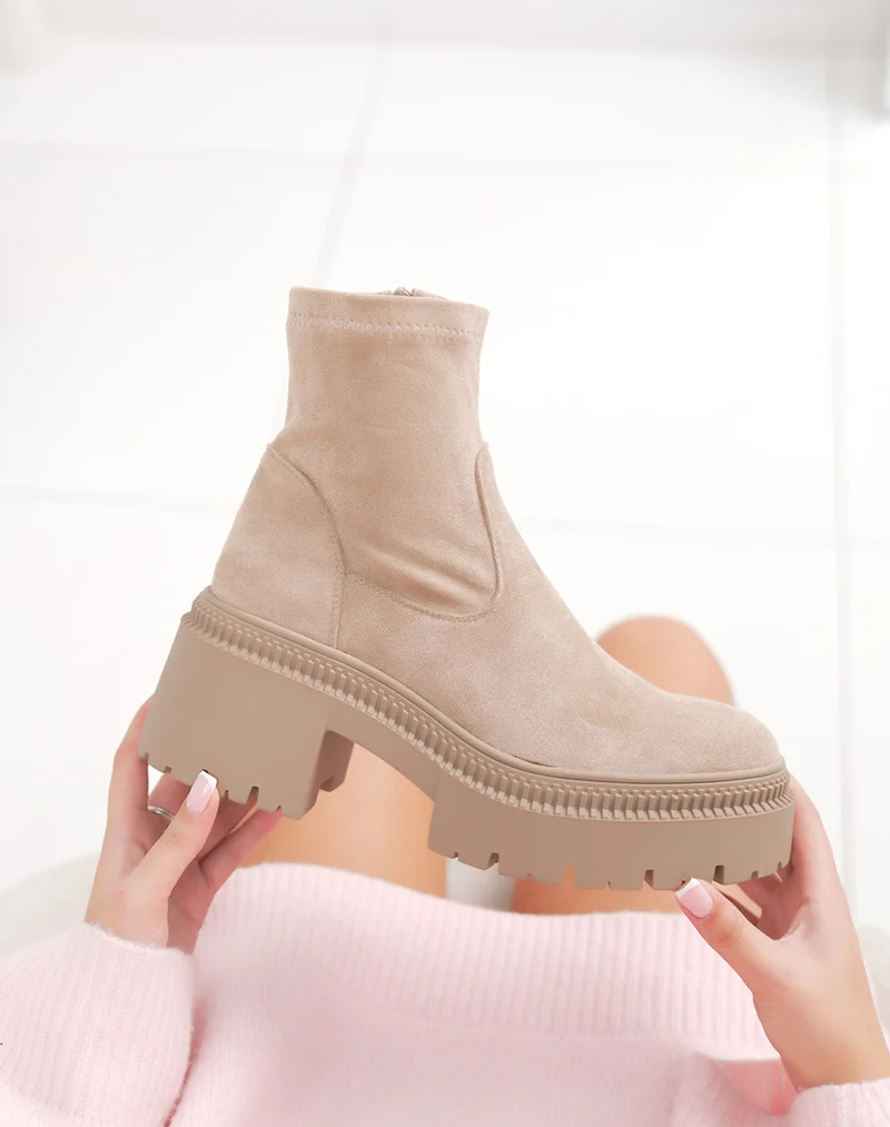 Bottines beiges en suédine à plateforme et semelle crantée