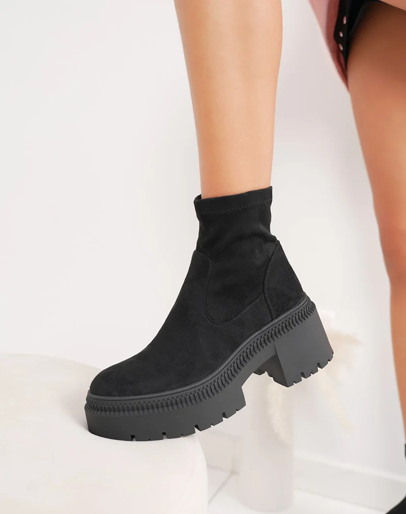 Bottines noires en suédine à plateforme et semelle crantée