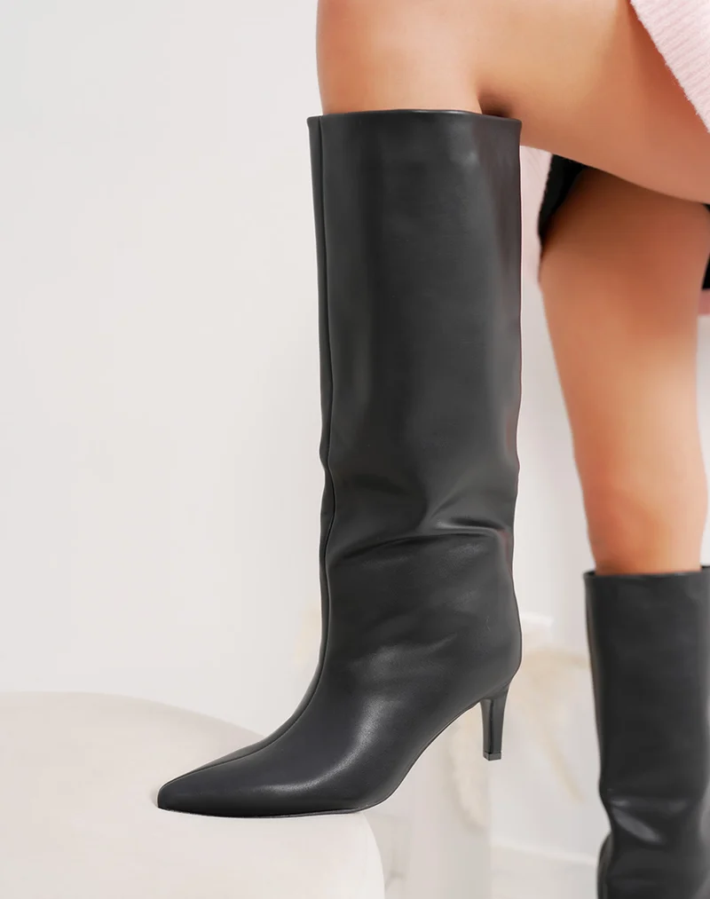 Bottes noires à talon aiguille et bout pointu