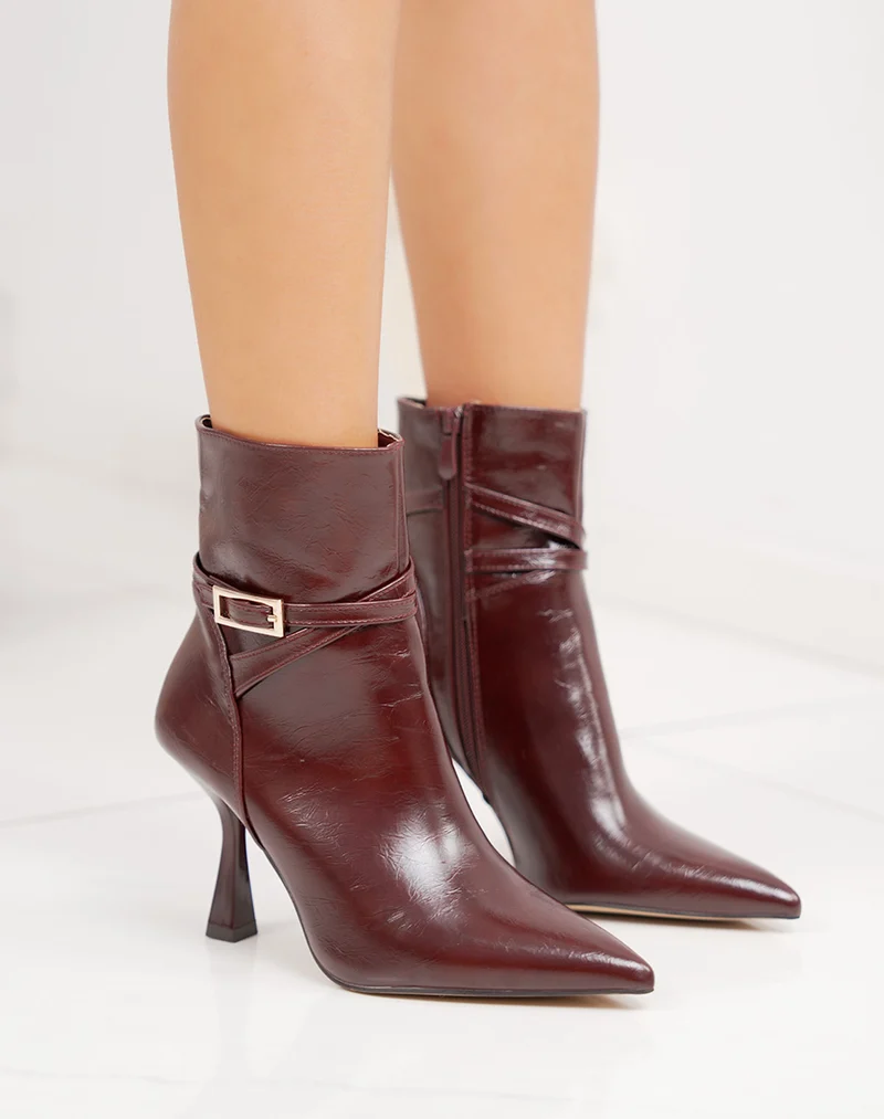 Bottines femme bordeaux vernies à talon aiguille avec bout pointu et boucle dorée