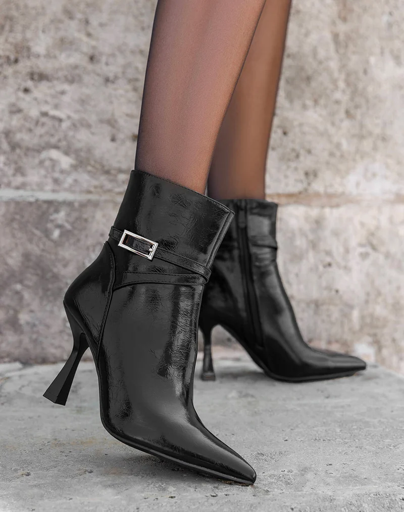 Bottines femme noires vernies à talon aiguille avec bout pointu et boucle dorée