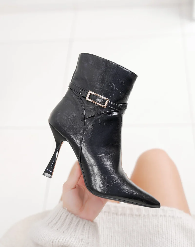 Bottines femme noires vernies à talon aiguille avec bout pointu et boucle dorée