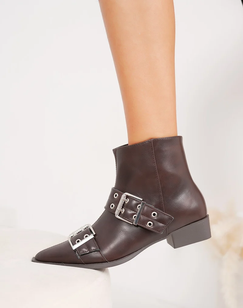 Bottines femme marron à bout pointu avec double lanière argentée intérieur fourré