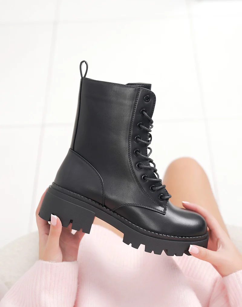 Bottines femme noires à lacets semelle crantée et intérieur fourré