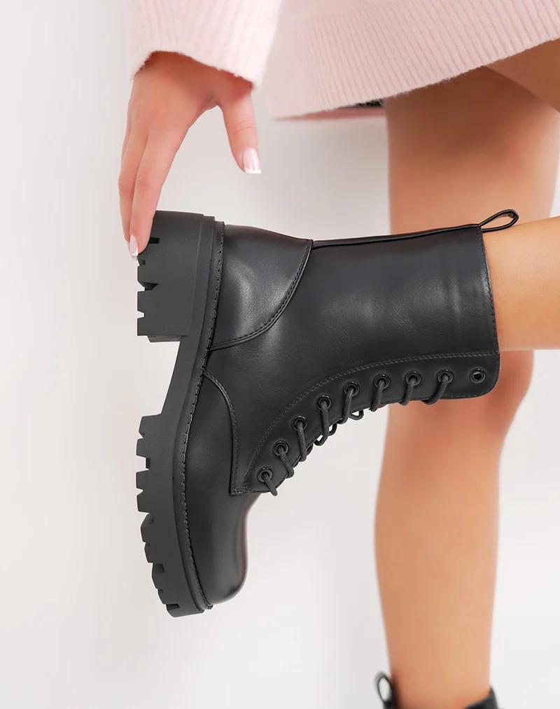 Bottines femme noires à lacets semelle crantée et intérieur fourré