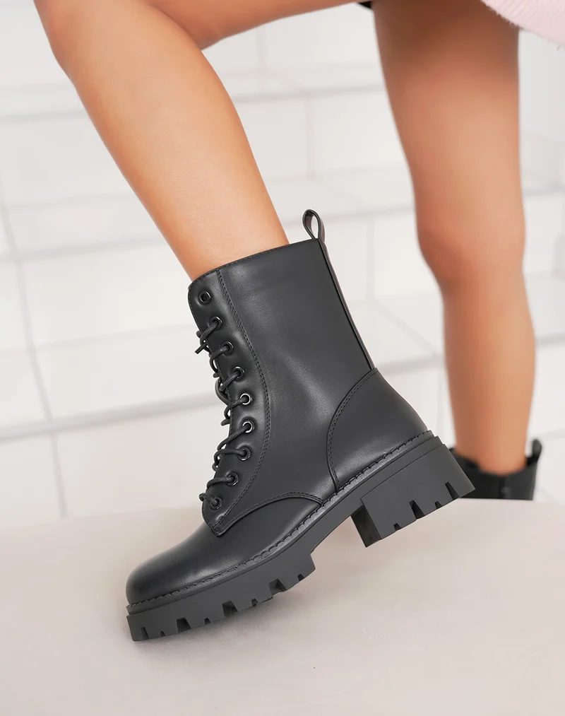 Bottines femme noires à lacets semelle crantée et intérieur fourré