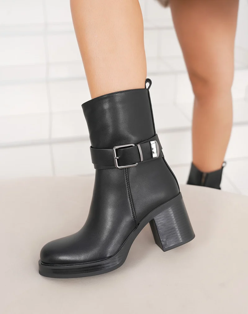Bottines femme noires fourrées avec talon haut et double lanière à boucle
