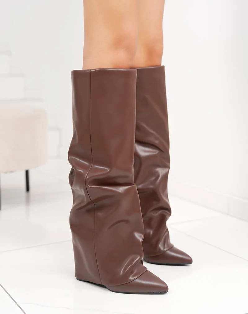 Bottes femme marron à effet plissé bout pointu et talon haut intérieur fourré