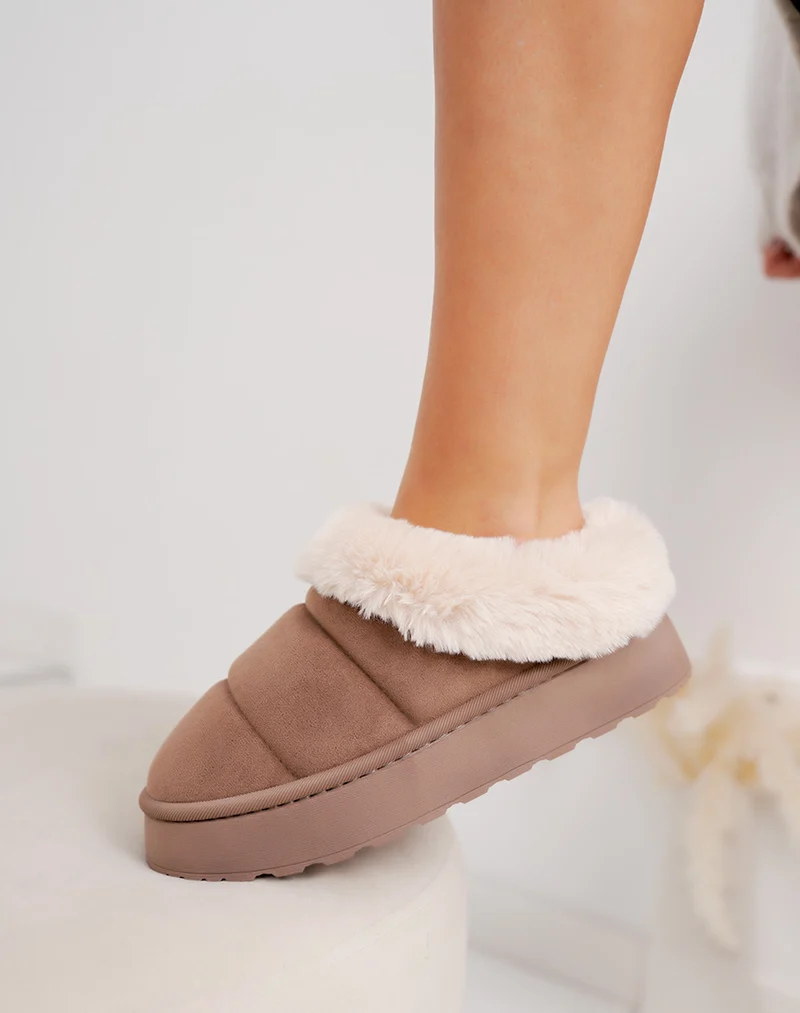 Mules marron à fourrure blanche