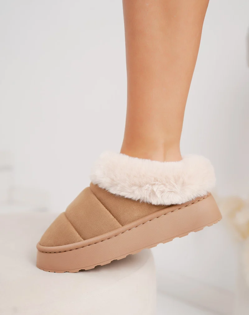 Mules beige foncé à fourrure blanche