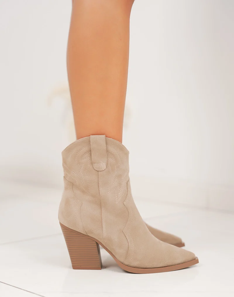 Bottines beiges style santiags en suédine