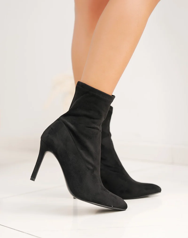 Bottines chaussettes noires en suédine à talon aiguille