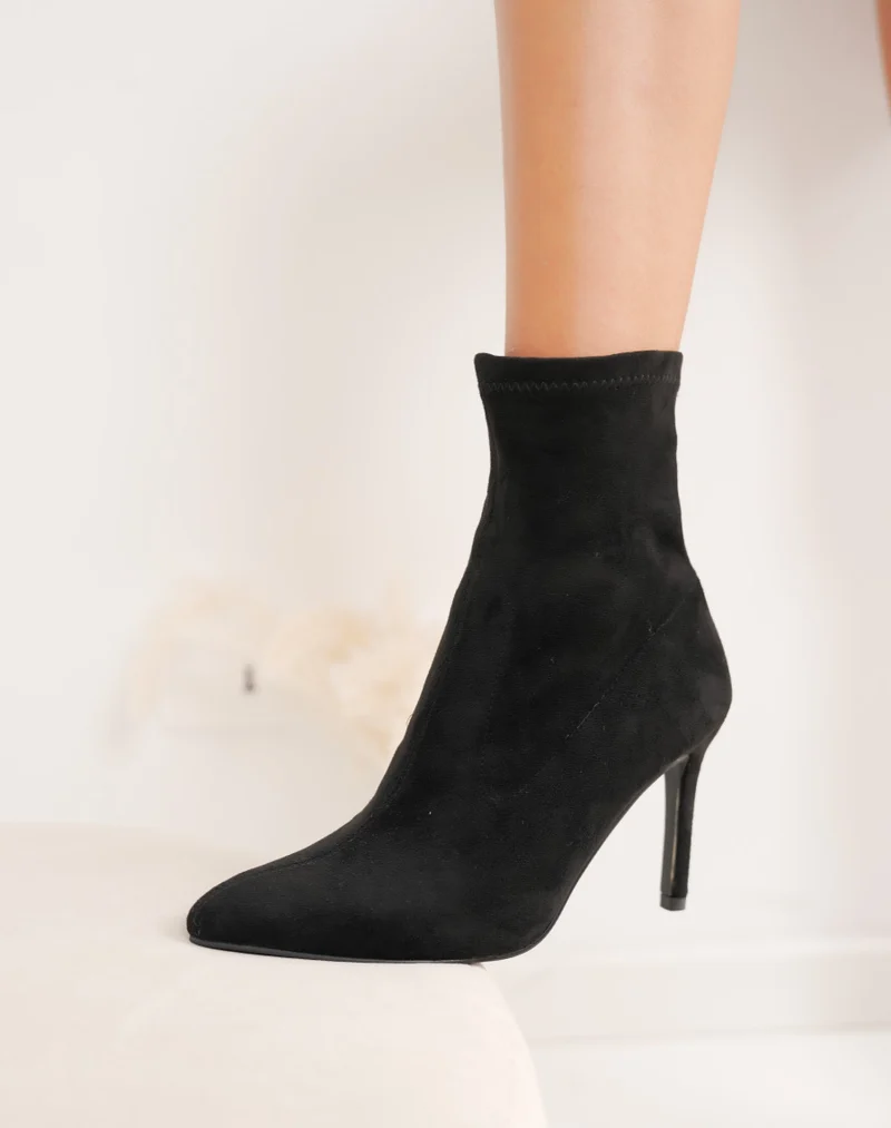 Bottines chaussettes noires en suédine à talon aiguille