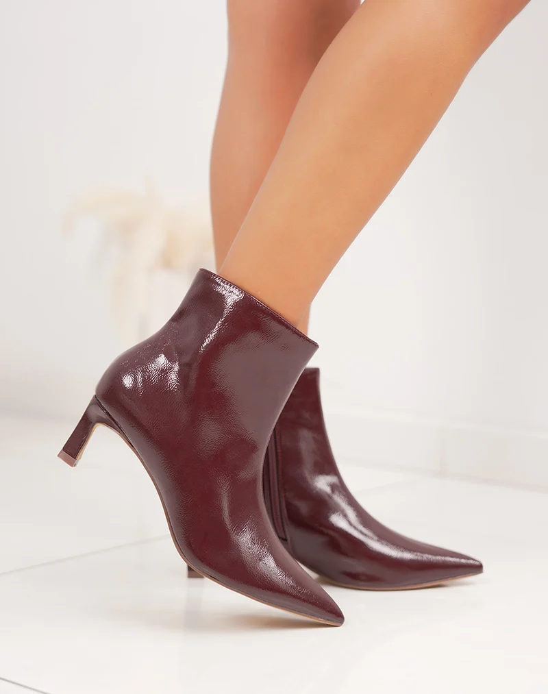 Bottines bordeaux vernies à petit talon aiguille