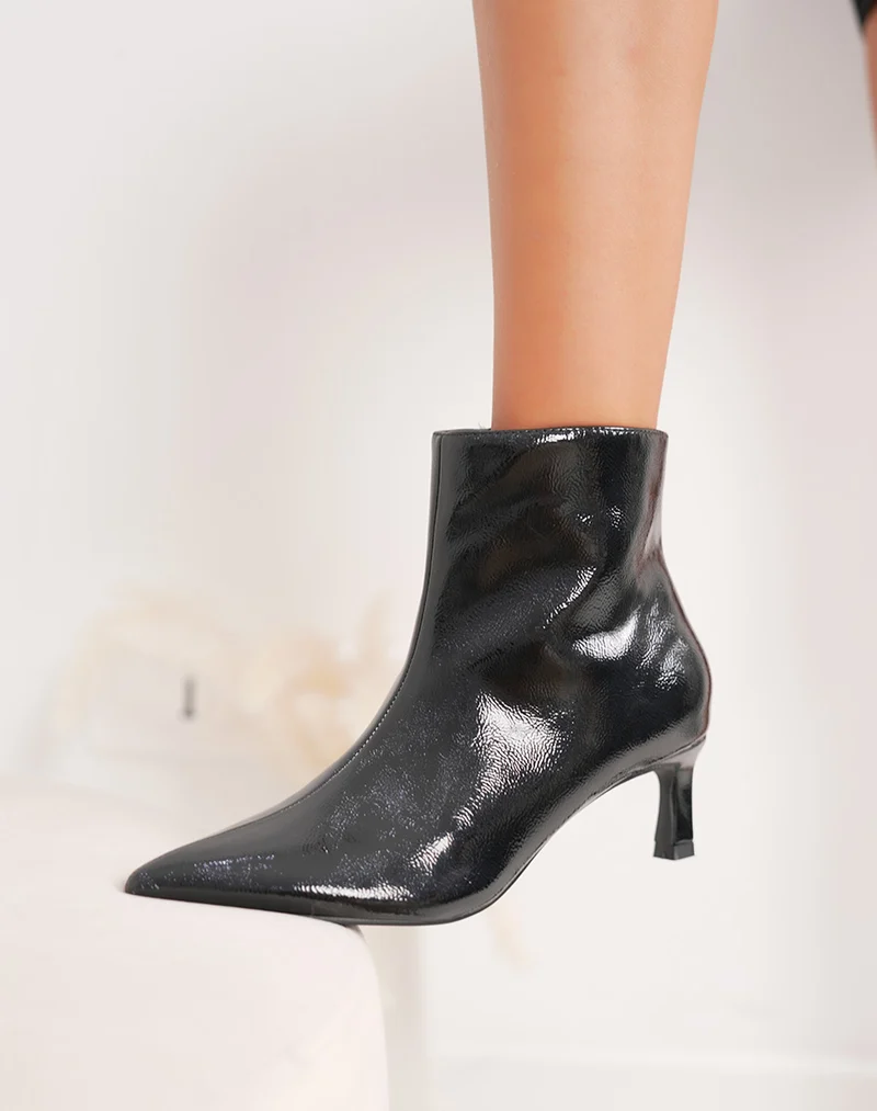 Bottines noires vernies à petit talon aiguille