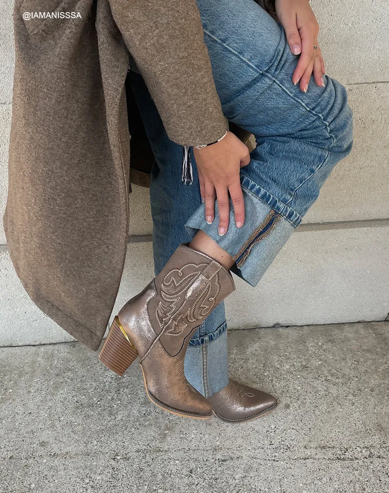 Bottines taupe style santiags à empiècements irisés