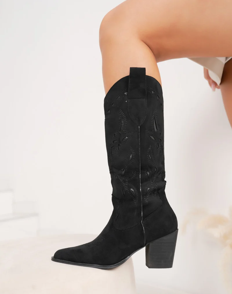 Bottes noires ajourées métallisées en suédine – esprit western chic