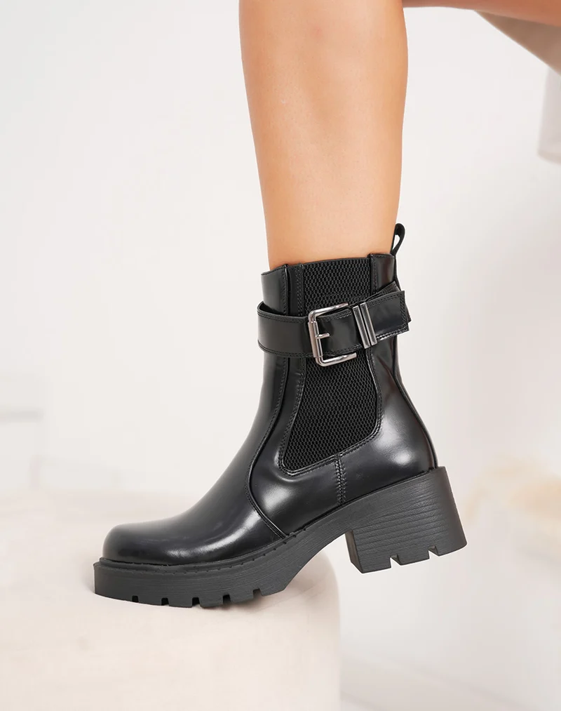 Bottines noires style Chelsea à sangle décorative – semelle crantée