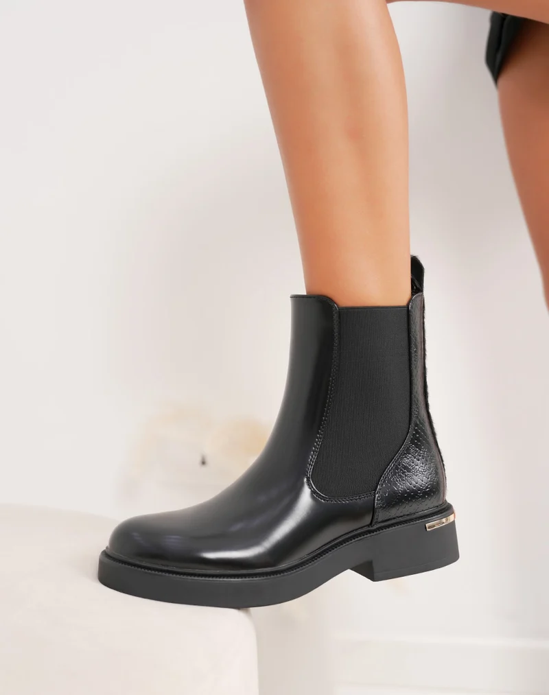 Bottines noires vernies style chelsea à effet croco et détail argenté
