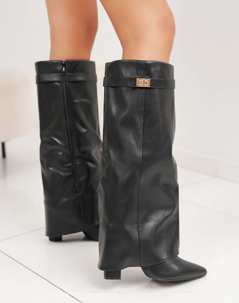 Bottes noires à bout pointu à revers avec sangle dorée