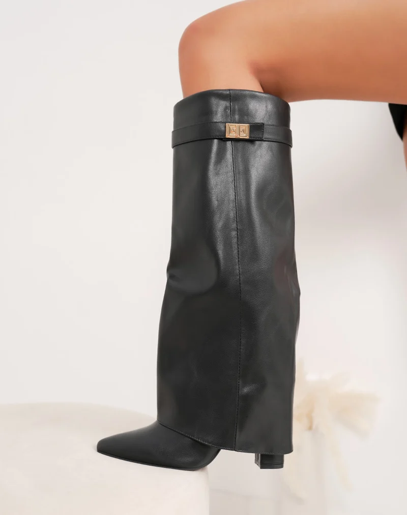 Bottes noires à bout pointu à revers avec sangle dorée