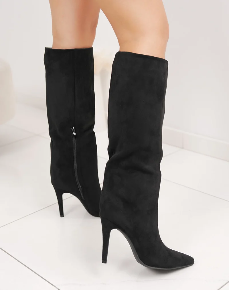 Bottes noires en suédine à talon aiguille et bout pointu