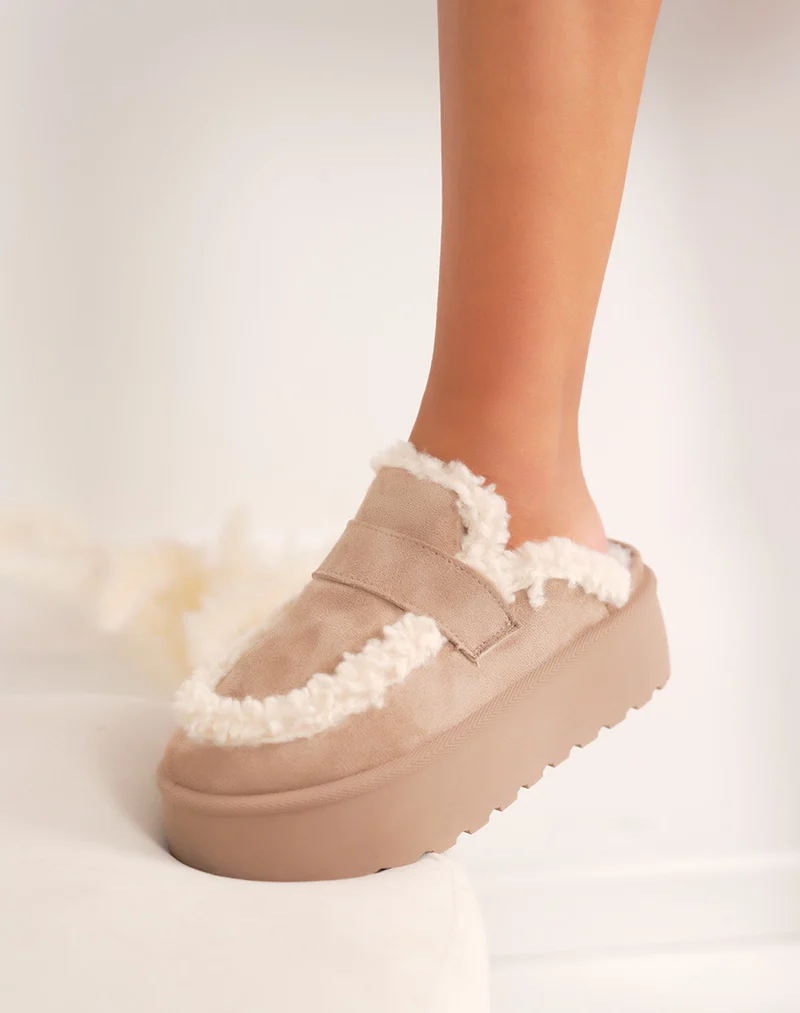 Mules femme taupe en suédine avec fourrure blanche et semelle plateforme crantée