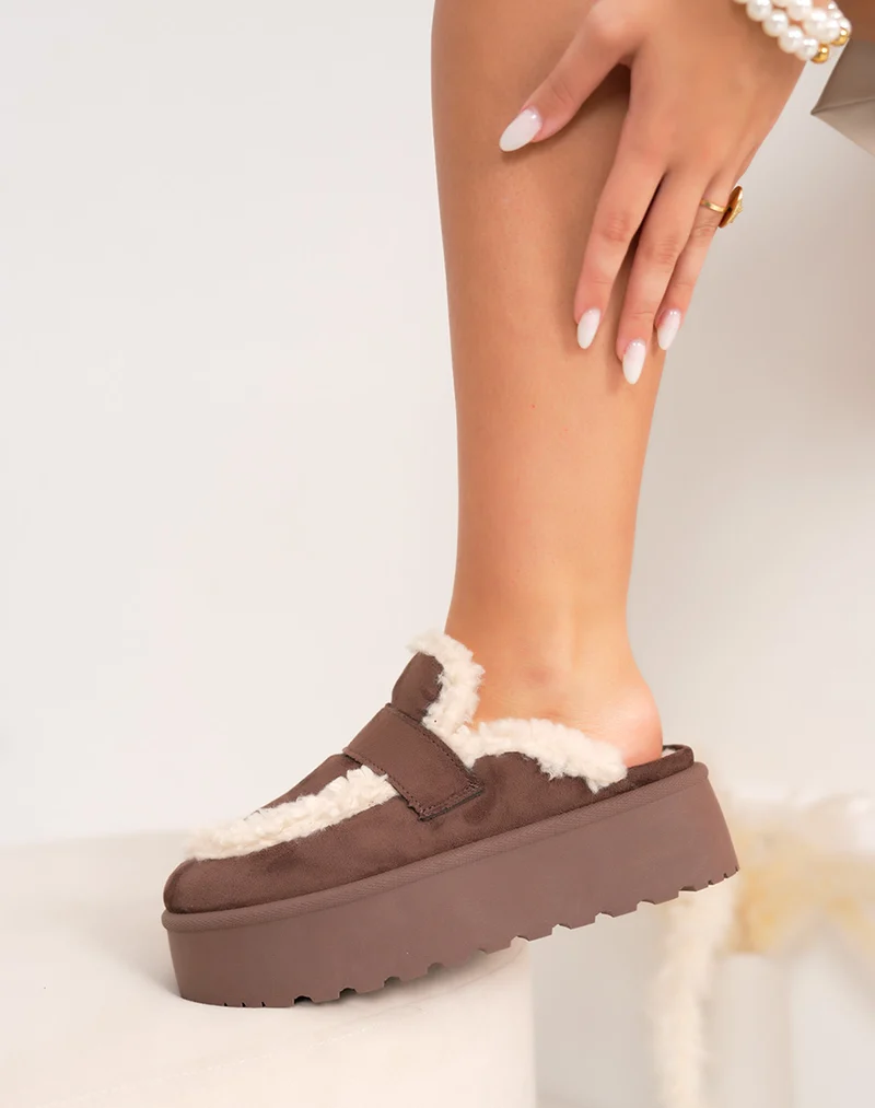 Mules femme marron en suédine avec fourrure blanche et semelle plateforme