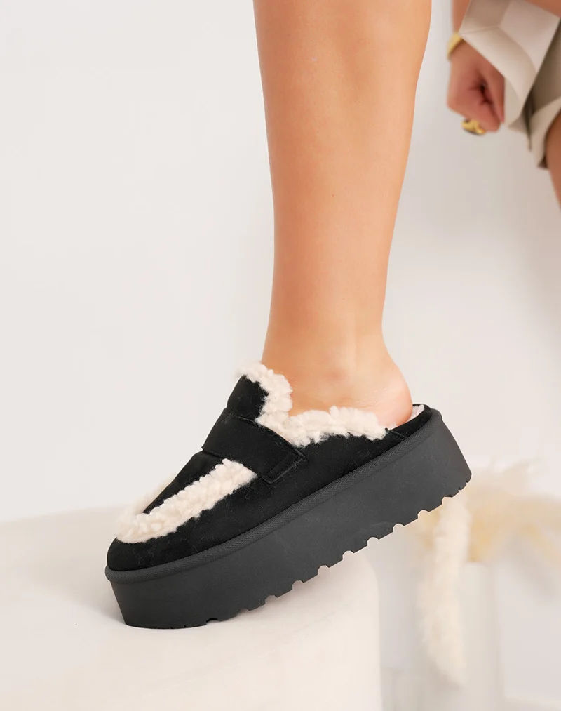 Mules femme noires tendance en suédine avec fourrure blanche et semelle plateforme
