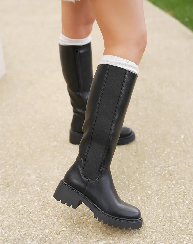 Bottes noires à semelle crantée et élastique latéral