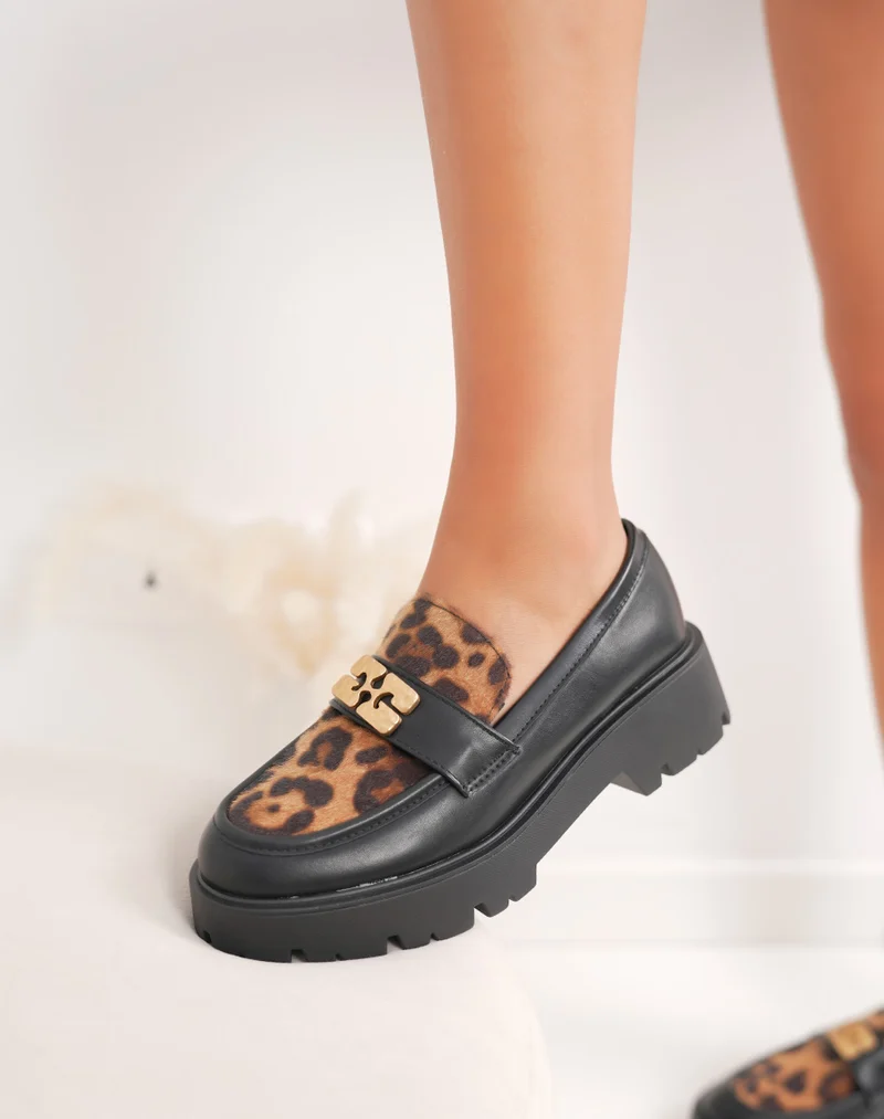 Mocassins noirs bi-matière imprimé léopard avec bijou doré