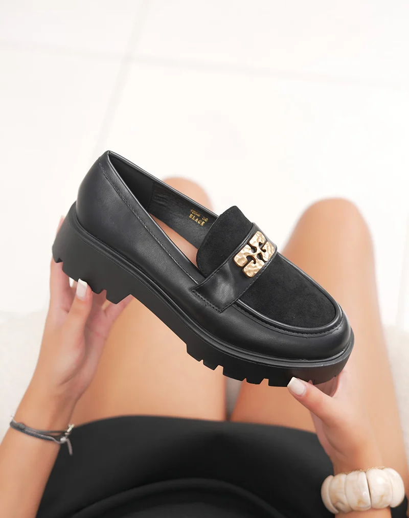 Mocassins noirs bi-matière avec bijou doré