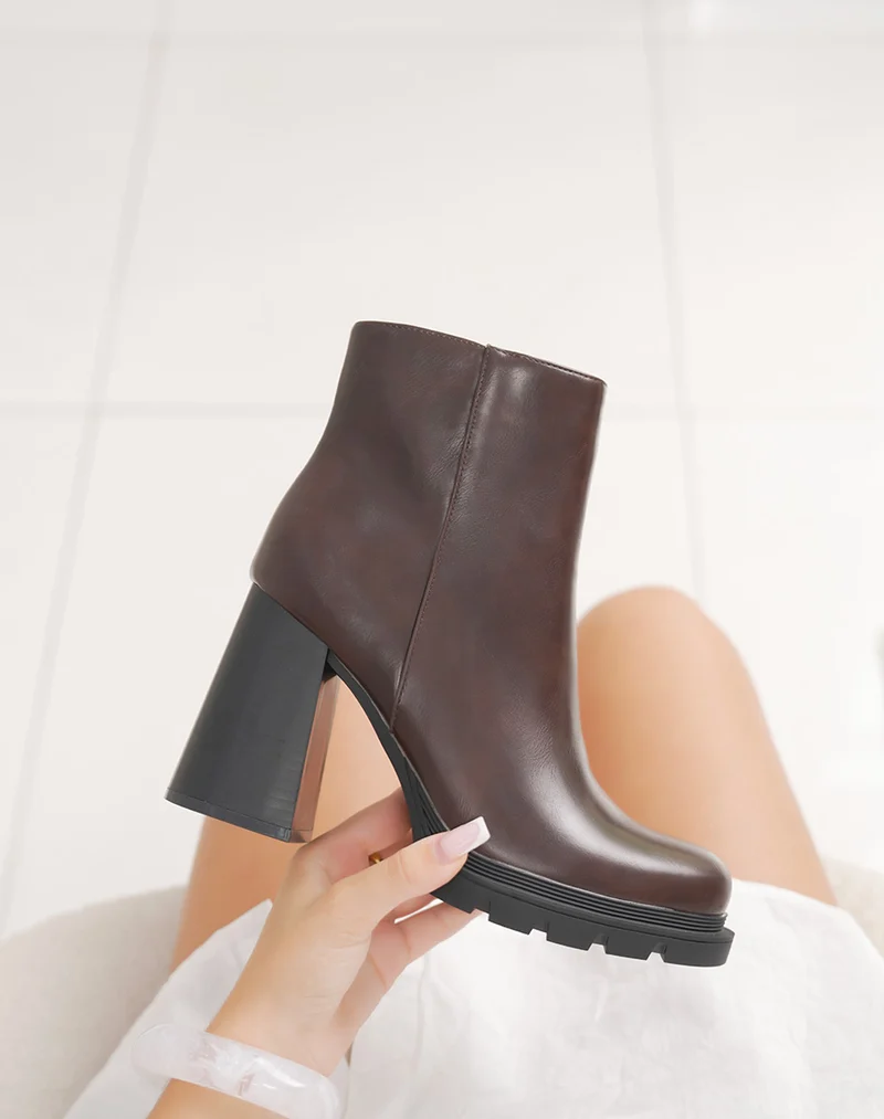 Bottines marrons à talon épais carré – Élégance et confort