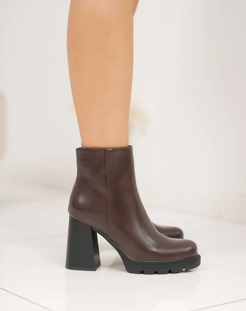Bottines marrons à talon épais carré – Élégance et confort