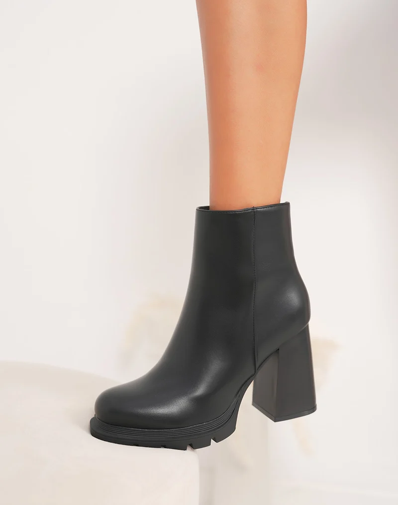 Bottines noires à talon épais carré – Élégance & stabilité